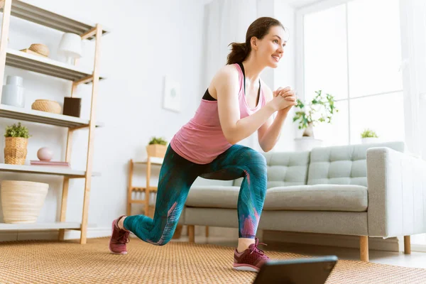 Jovem Activewear Assistindo Cursos Line Tablet Enquanto Exercita Casa — Fotografia de Stock