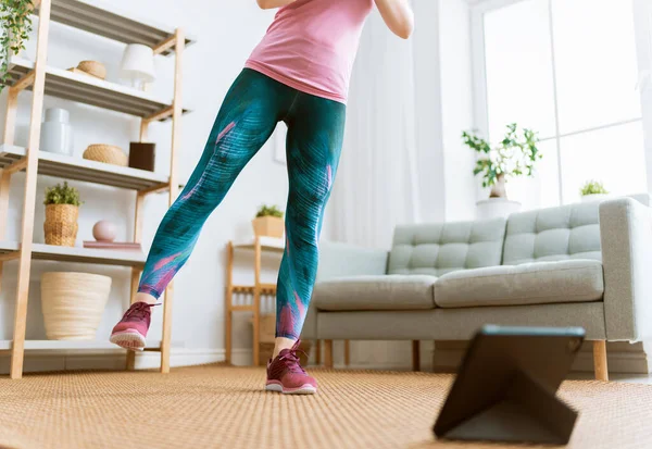 Mujer Joven Ropa Deportiva Viendo Cursos Línea Tableta Mientras Hace — Foto de Stock