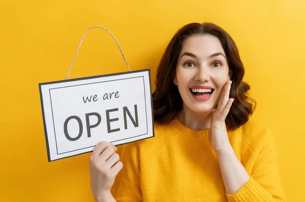 Kleinunternehmer Lächelt Und Hält Das Schild Für Die Wiedereröffnung Des — Stockfoto