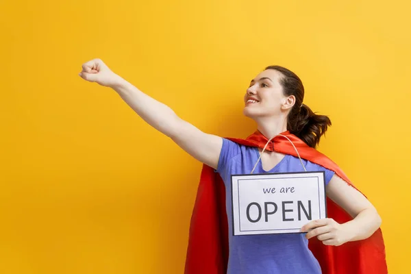 Kleinunternehmer Lächelt Und Hält Das Schild Für Die Wiedereröffnung Des — Stockfoto