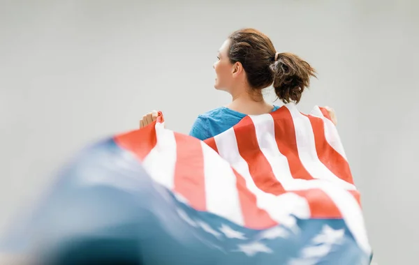 Vacanza Patriottica Giovane Donna Felice Con Bandiera Americana Usa Festeggia — Foto Stock