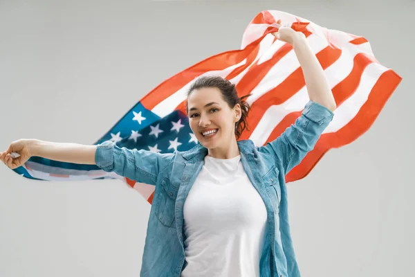 Patriotyczne Wakacje Szczęśliwa Młoda Kobieta Amerykańską Flagą Stany Zjednoczone Świętują — Zdjęcie stockowe