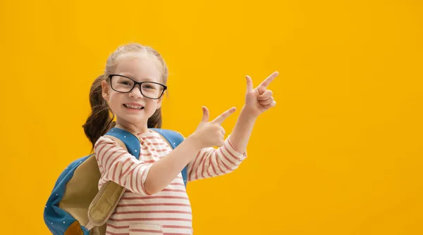 Vuelta Escuela Tiempo Feliz Lindo Niño Industrioso Sobre Fondo Pared —  Fotos de Stock