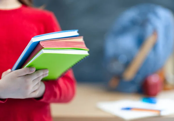 Terug Naar School Kind Leert Klas Achtergrond Van Schoolbord — Stockfoto