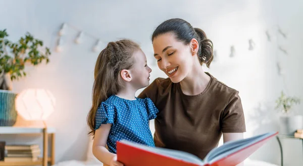 Feliz Familia Amorosa Linda Madre Joven Leyendo Libro Hija Cama —  Fotos de Stock