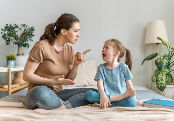Mutter Schimpft Auf Ihr Kind Familienbeziehungen — Stockfoto