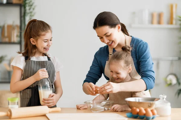 Feliz Familia Amorosa Están Preparando Panadería Juntos Madre Hijos Hijas — Foto de Stock