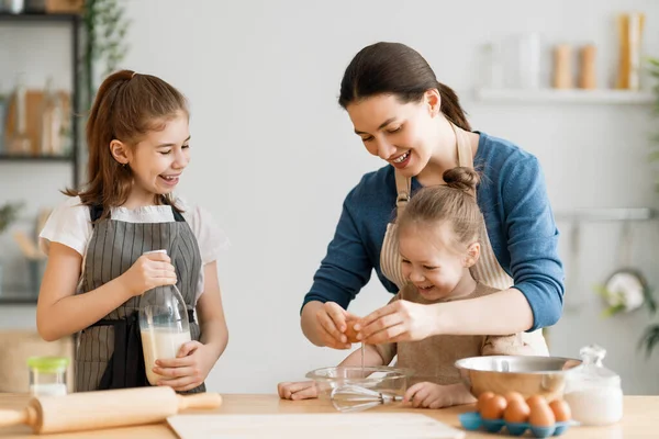 Une Famille Heureuse Aimante Prépare Boulangerie Ensemble Mère Enfants Filles — Photo