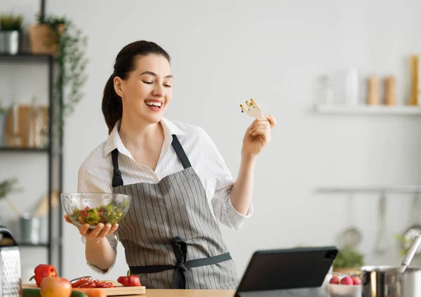 Comida Saudável Casa Mulher Feliz Está Preparando Refeição Adequada Cozinha — Fotografia de Stock