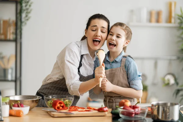 Comida Saudável Casa Uma Família Feliz Cozinha Mãe Filha Estão — Fotografia de Stock
