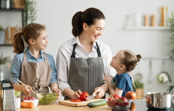 Здоровое Питание Дома Счастливая Семья Кухне Мать Дети Дочери Готовят — стоковое фото