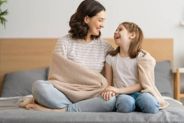 Güzel Bir Kız Bebek Annesi Güneşli Bir Sabahın Tadını Çıkarıyorlar — Stok fotoğraf