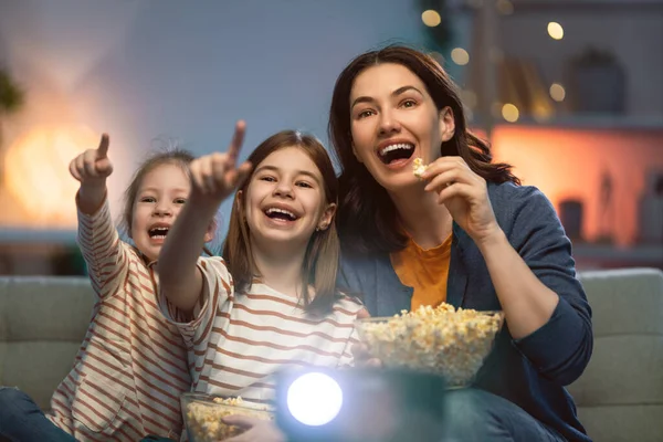 Glückliche Familie Die Abends Hause Projektor Fernseher Filme Mit Popcorn — Stockfoto