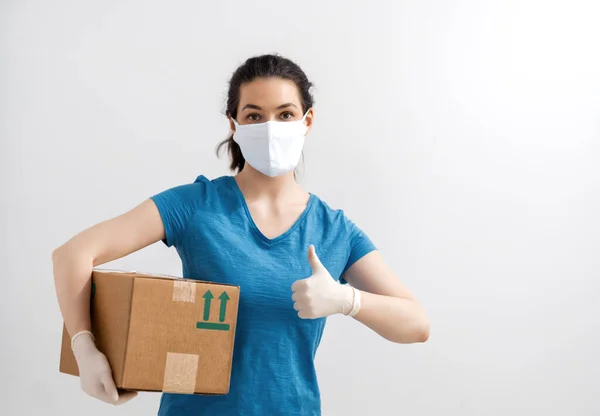 Leveringsvrouw Met Kartonnen Doos Medische Rubberen Handschoenen Masker Online Winkelen — Stockfoto