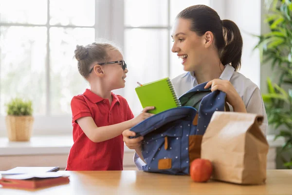 Familia Feliz Preparándose Para Escuela Niña Con Madre Poniendo Cosas —  Fotos de Stock