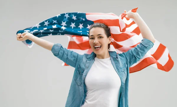 Vacaciones Patrióticas Jovencita Feliz Con Bandera Americana Celebra Julio —  Fotos de Stock