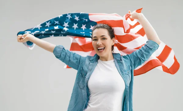 Patriotisk Högtid Glad Ung Kvinna Med Amerikansk Flagga Usa Firar — Stockfoto