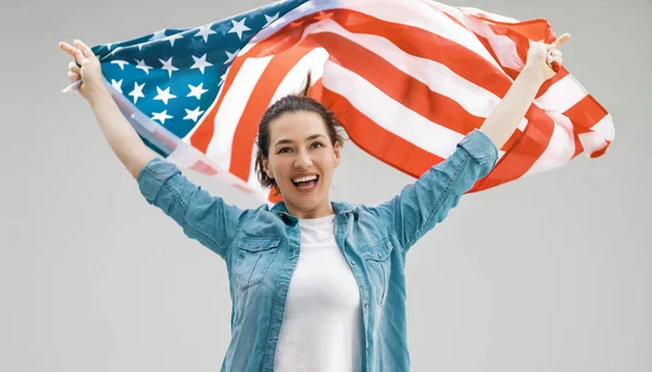 Patriotisk Högtid Glad Ung Kvinna Med Amerikansk Flagga Usa Firar — Stockfoto