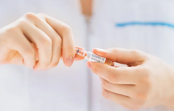 Médico Laboratorio Que Sostiene Tubo Con Vacuna Contra Coronavirus Concepto —  Fotos de Stock