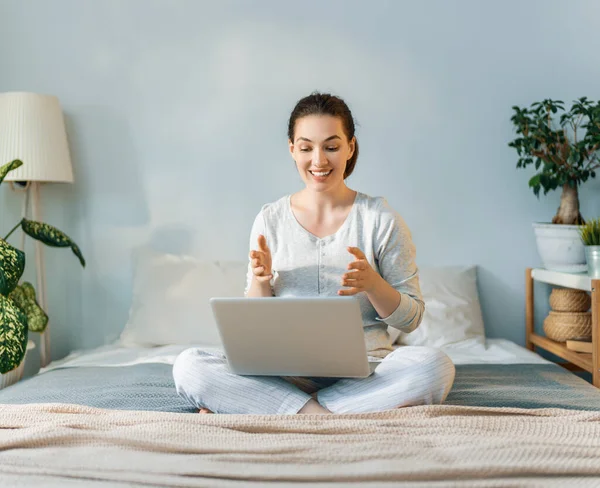 Gelukkig Casual Mooi Vrouw Werken Een Laptop Zitten Het Bed — Stockfoto