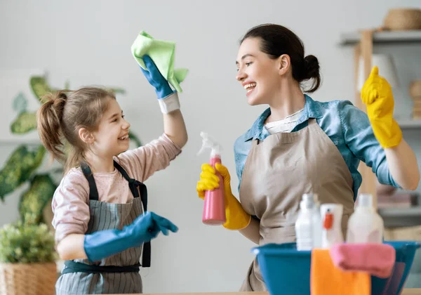 Família Feliz Casa Mãe Filha Fazendo Limpeza Casa Uma Jovem — Fotografia de Stock