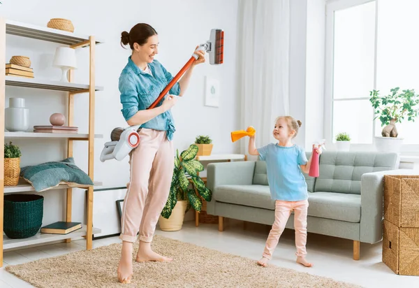 Glückliche Familie Beim Staubsaugen Mutter Und Tochter Beim Putzen Haus — Stockfoto