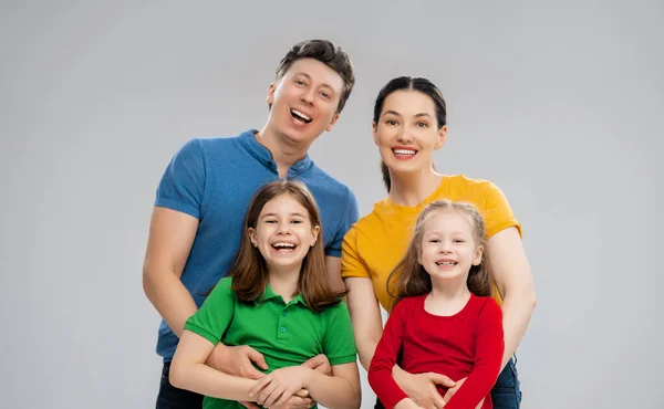 Feliz Familia Amorosa Madre Padre Hijos Hijas Sobre Fondo Blanco — Foto de Stock