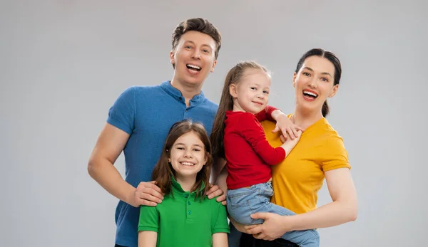 Joyeux Famille Aimante Mère Père Enfants Filles Sur Fond Blanc — Photo