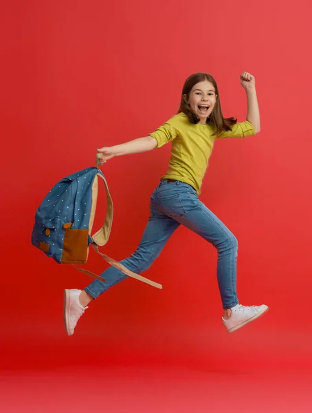 回到学校 快乐的时光 可爱勤劳的孩子在彩色纸墙的背景上慢跑 带背包的小孩准备学习的女孩 — 图库照片