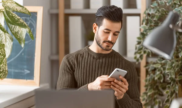 Felice Casual Giovane Uomo Che Lavora Computer Portatile Casa — Foto Stock