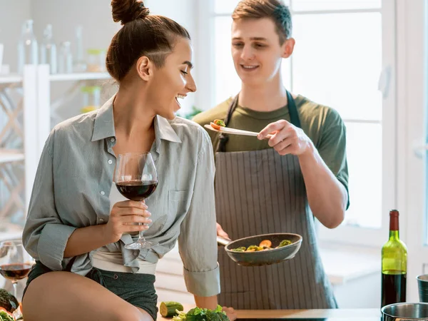 Gezond Eten Thuis Gelukkig Liefdevol Paar Bereidt Juiste Maaltijd Keuken — Stockfoto