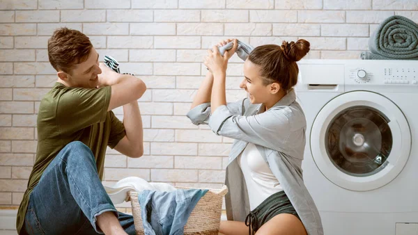 Hermosa Joven Pareja Amorosa Está Sonriendo Mientras Hace Colada Casa — Foto de Stock