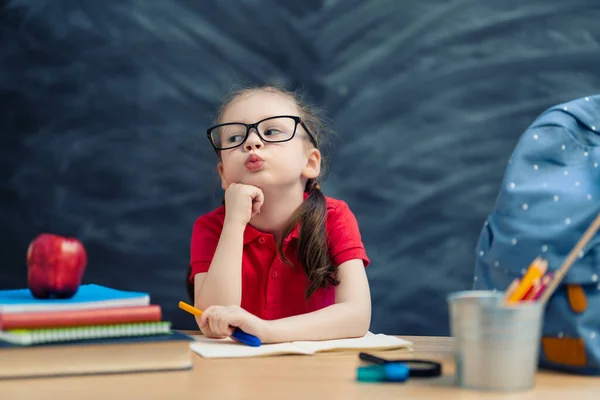 Vuelta Escuela Feliz Niño Trabajador Lindo Está Sentado Escritorio Interior —  Fotos de Stock