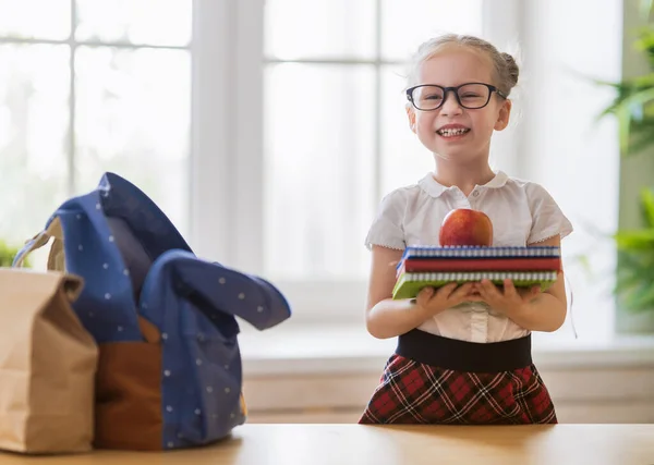 Счастливый Ребенок Готовится Школе Маленькая Девочка Кладет Вещи Рюкзак — стоковое фото