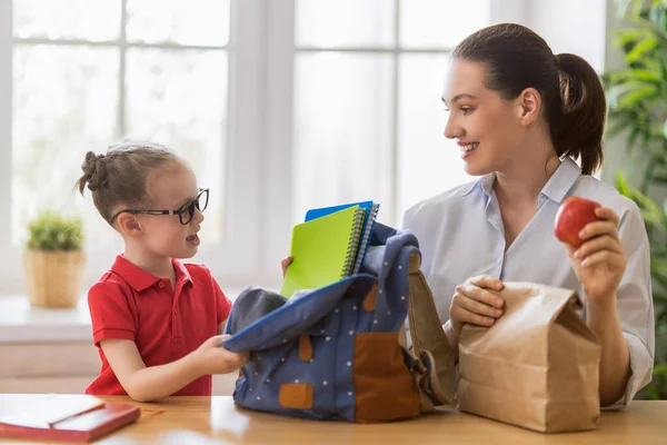 Glad Familj Som Förbereder Sig För Skolan Liten Flicka Med — Stockfoto