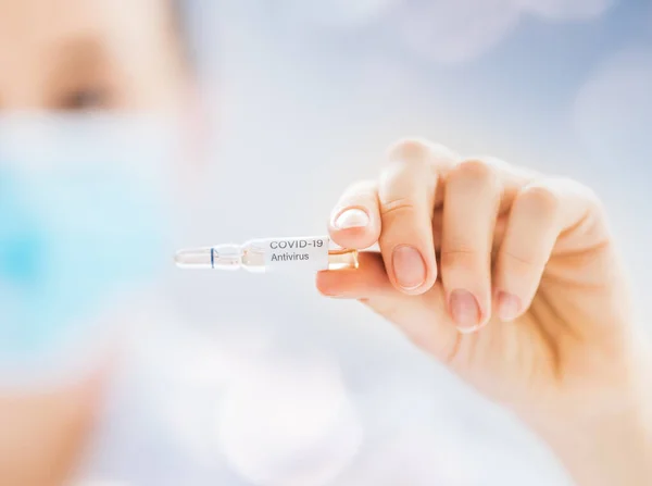 Médico Tubo Retenção Laborante Com Vacina Coronavirus Conceito Tratamento Prevenção — Fotografia de Stock