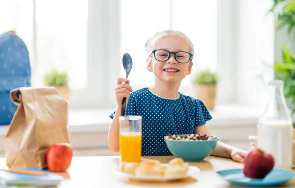 幸せな子供が朝食を食べている キッチンでシリアルを食べる — ストック写真