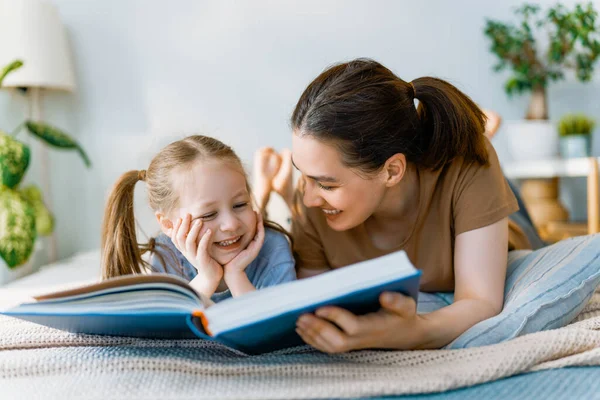 Счастливая Семья Милая Молодая Мать Читает Книгу Своей Дочери Кровати — стоковое фото