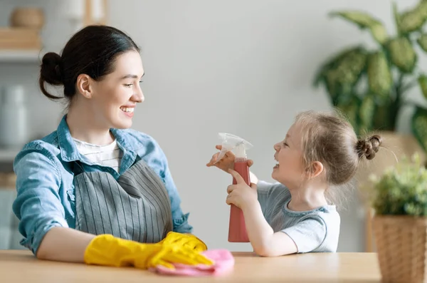 Evde Mutlu Bir Aile Anne Kızı Evde Temizlik Yapıyor Genç — Stok fotoğraf