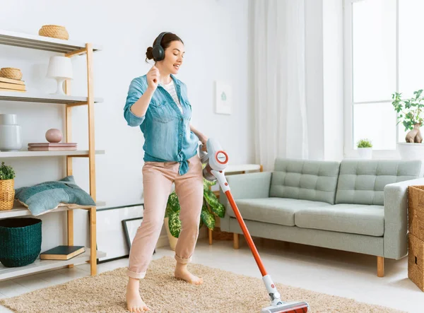 Beautiful Young Woman Doing Cleaning House — Stock Photo, Image