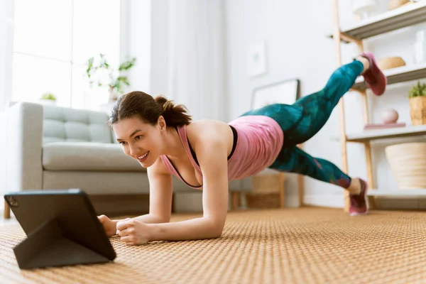 Νεαρή Γυναίκα Activewear Βλέποντας Online Μαθήματα Tablet Ενώ Άσκηση Στο — Φωτογραφία Αρχείου
