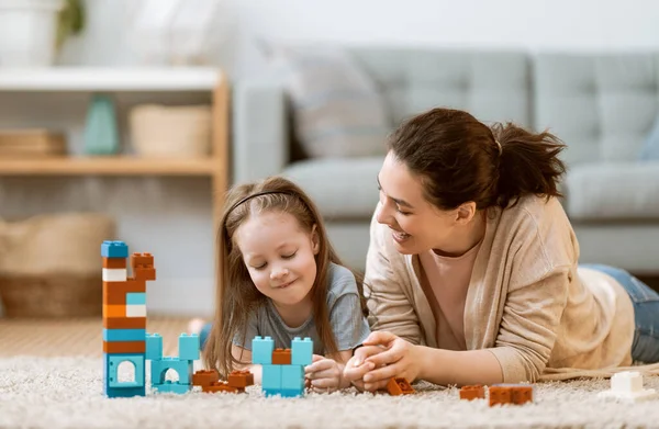 Feliz Día Mamá Hija Niña Están Jugando Sonriendo Abrazándose Vacaciones —  Fotos de Stock