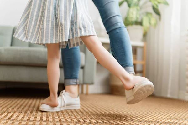 Mamá Hija Están Bailando Vacaciones Familiares Unión — Foto de Stock