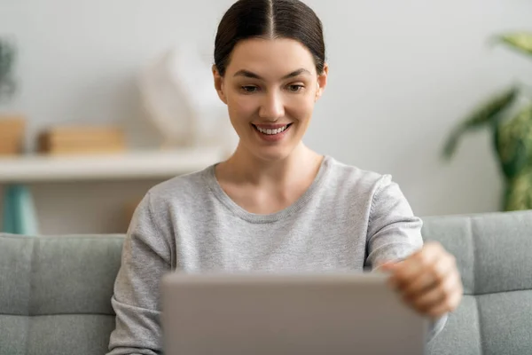 Jovem Mulher Está Usando Laptop Para Conversa Remota Com Amigos — Fotografia de Stock