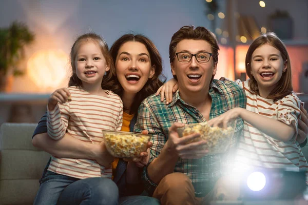 快乐的家庭在家里看放映机 爆米花电影 父亲和女儿在一起 — 图库照片