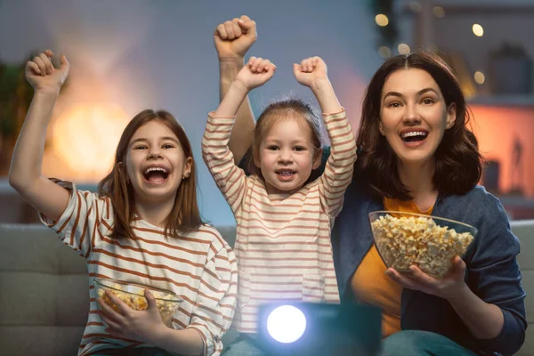Glückliche Familie Die Abends Hause Projektor Fernseher Filme Mit Popcorn — Stockfoto