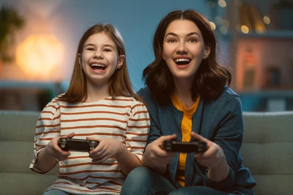 Glückliche Familie Zusammen Mutter Und Ihr Kind Spielen Videospiele Menschen — Stockfoto