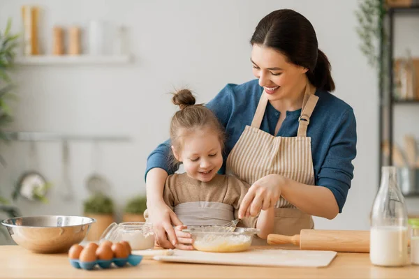 Glücklich Liebende Familie Bereiten Gemeinsam Backwaren Mutter Und Tochter Kochen — Stockfoto