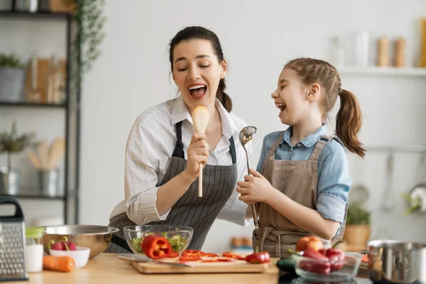 Здорова Їжа Вдома Щаслива Сім Кухні Мати Дитина Готують Правильну — стокове фото