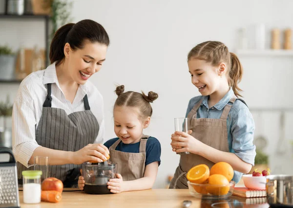 Comida Saludable Casa Familia Feliz Cocina Madre Hijos Hijas Están — Foto de Stock